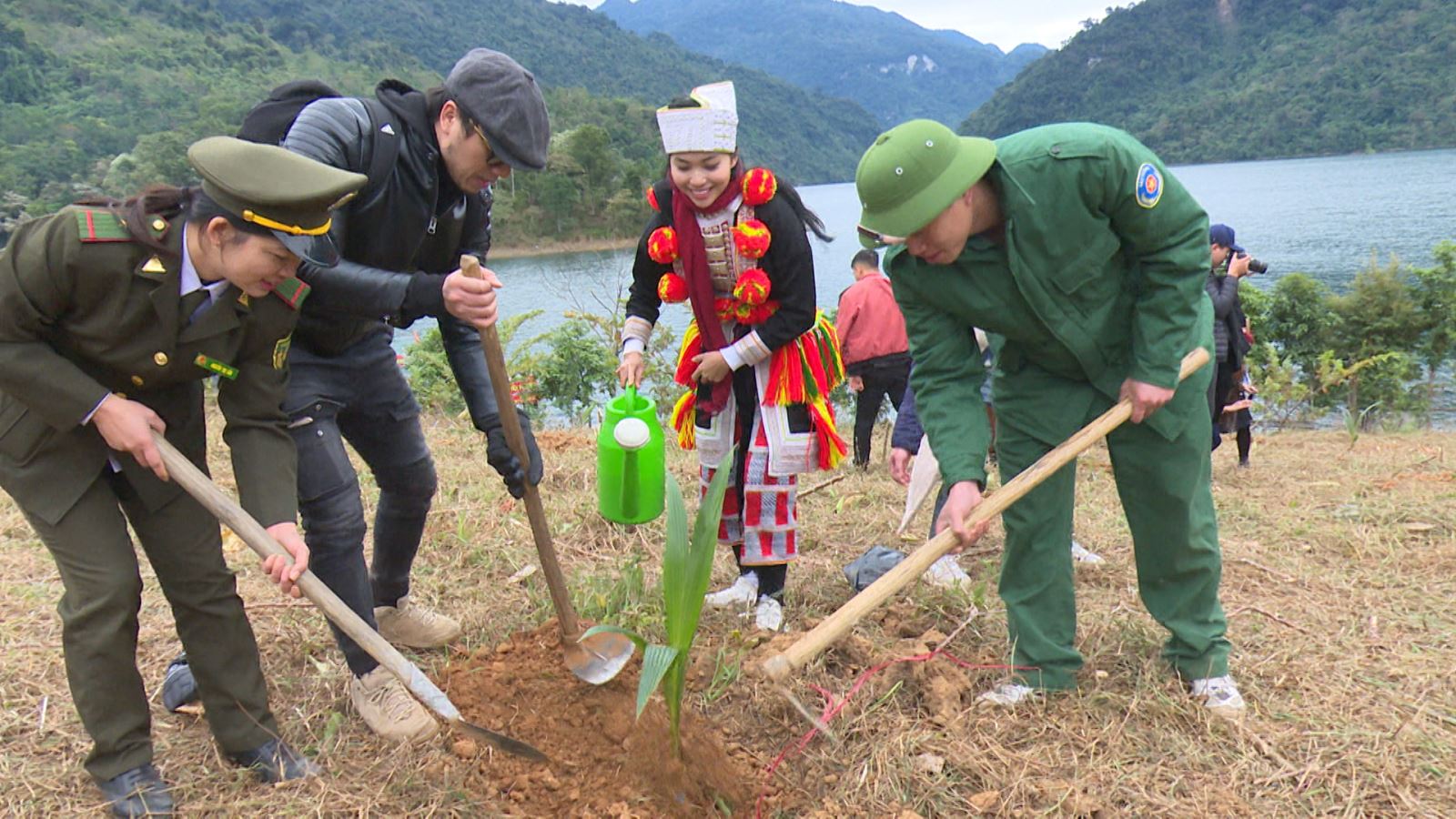 Tốp 10 Hoa khôi du lịch Việt năm 2020 thực hiện dự án trồng rừng phủ xanh đất trống tại huyện Lâm Bình