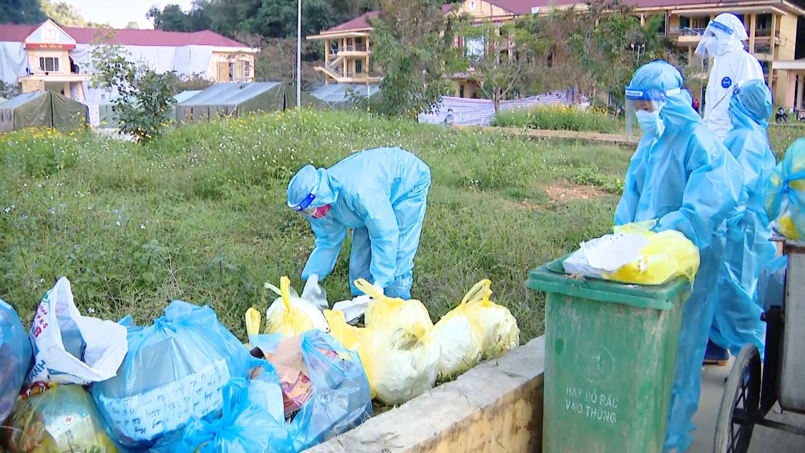 Thu gom rác thải đảm bảo an toàn phòng chống dịch