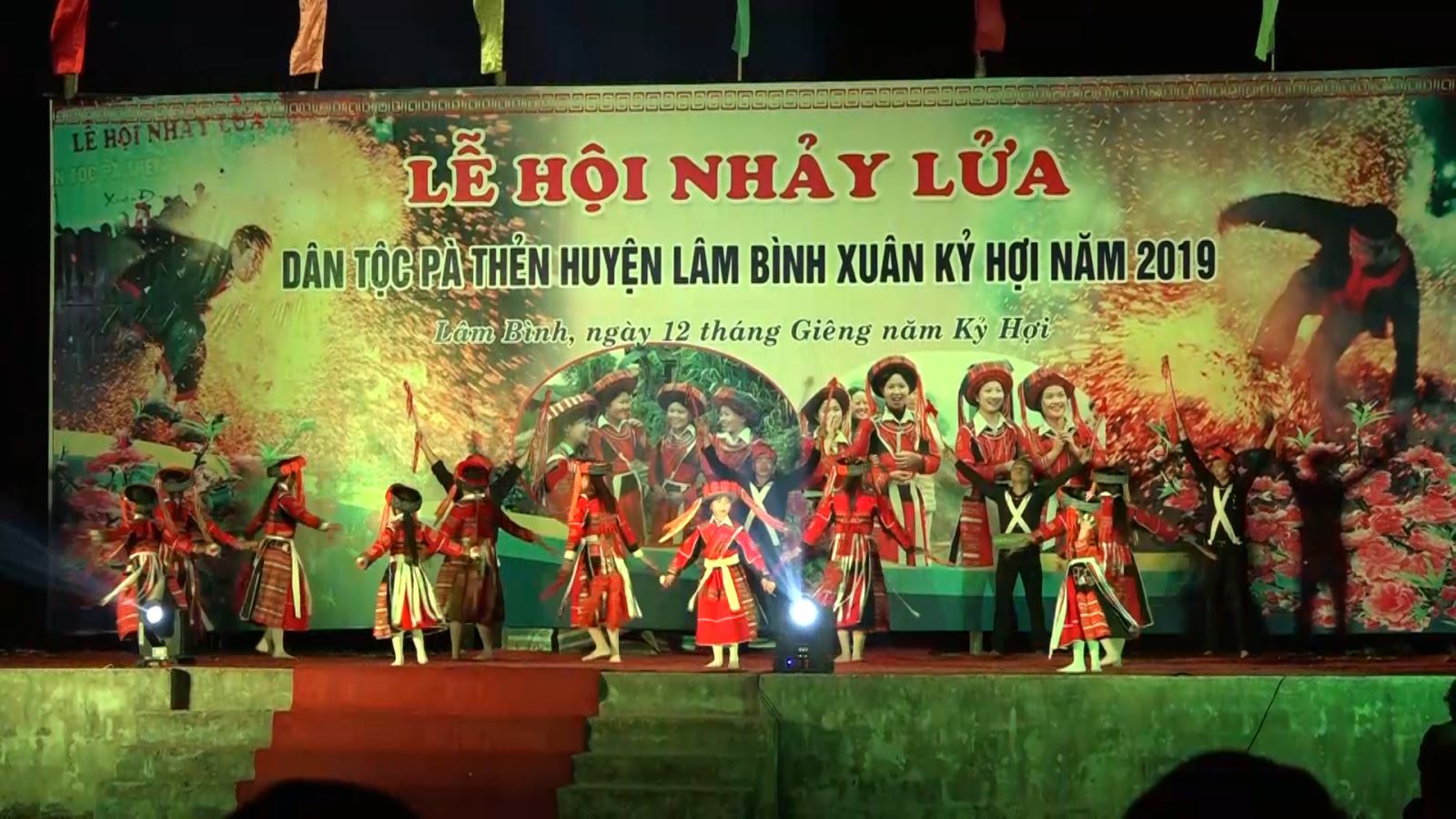 Các tiết mục văn nghệ mang đậm bản sắc văn hóa truyền thống của đồng bào Pà Thẻn tham gia biểu diễn tại Lễ họi nhảy lửa